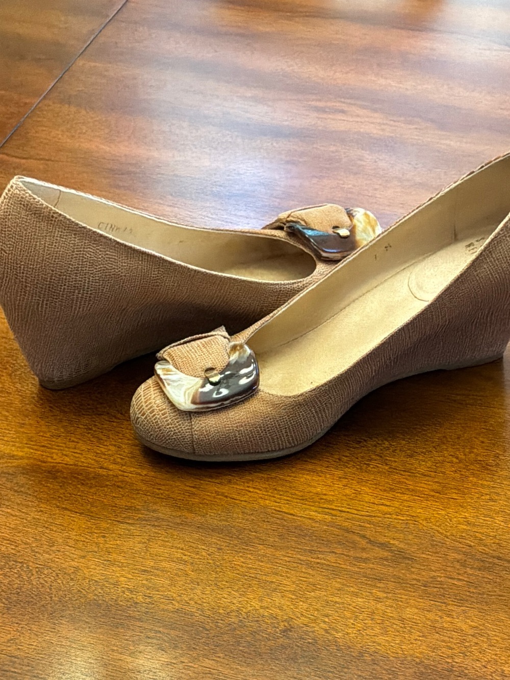 Stuart Weitzman Tan Leather Bow Flats with Tortoiseshell Accent - Picture 3 of 10